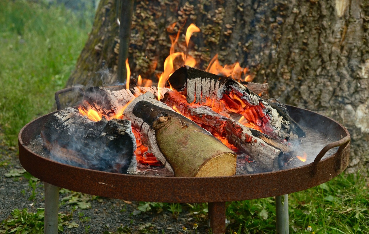 Lagerfeuer in der Feuerschale